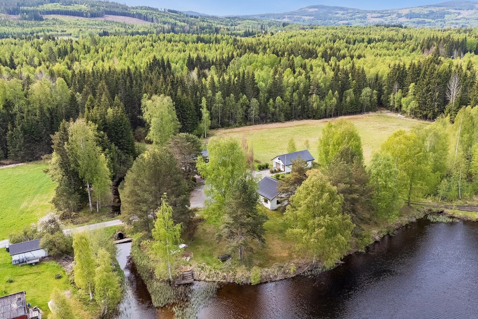 Her bor man usjenert og tilbaketrukket, omgitt av natur. Galleribilde