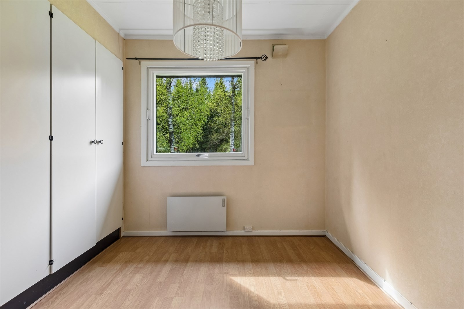 Soverom med plass til seng og garderobeløsning. Galleribilde