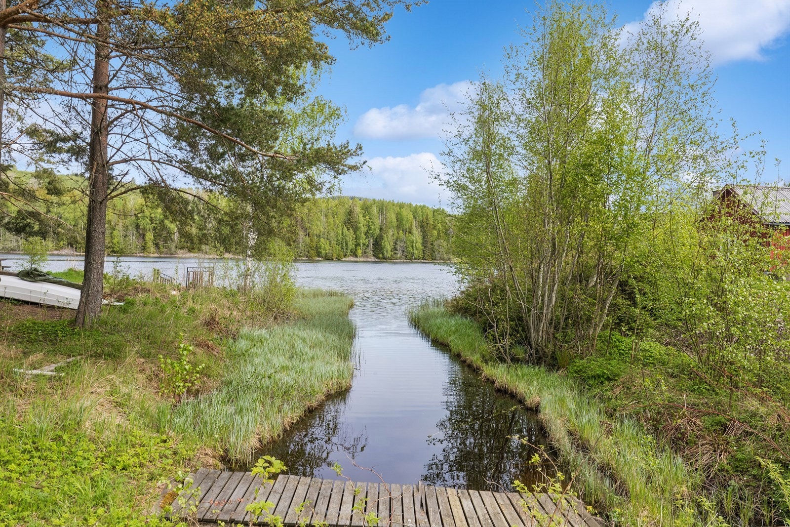 Her kan man nyte freden og stillheten ved vannkanten. Galleribilde