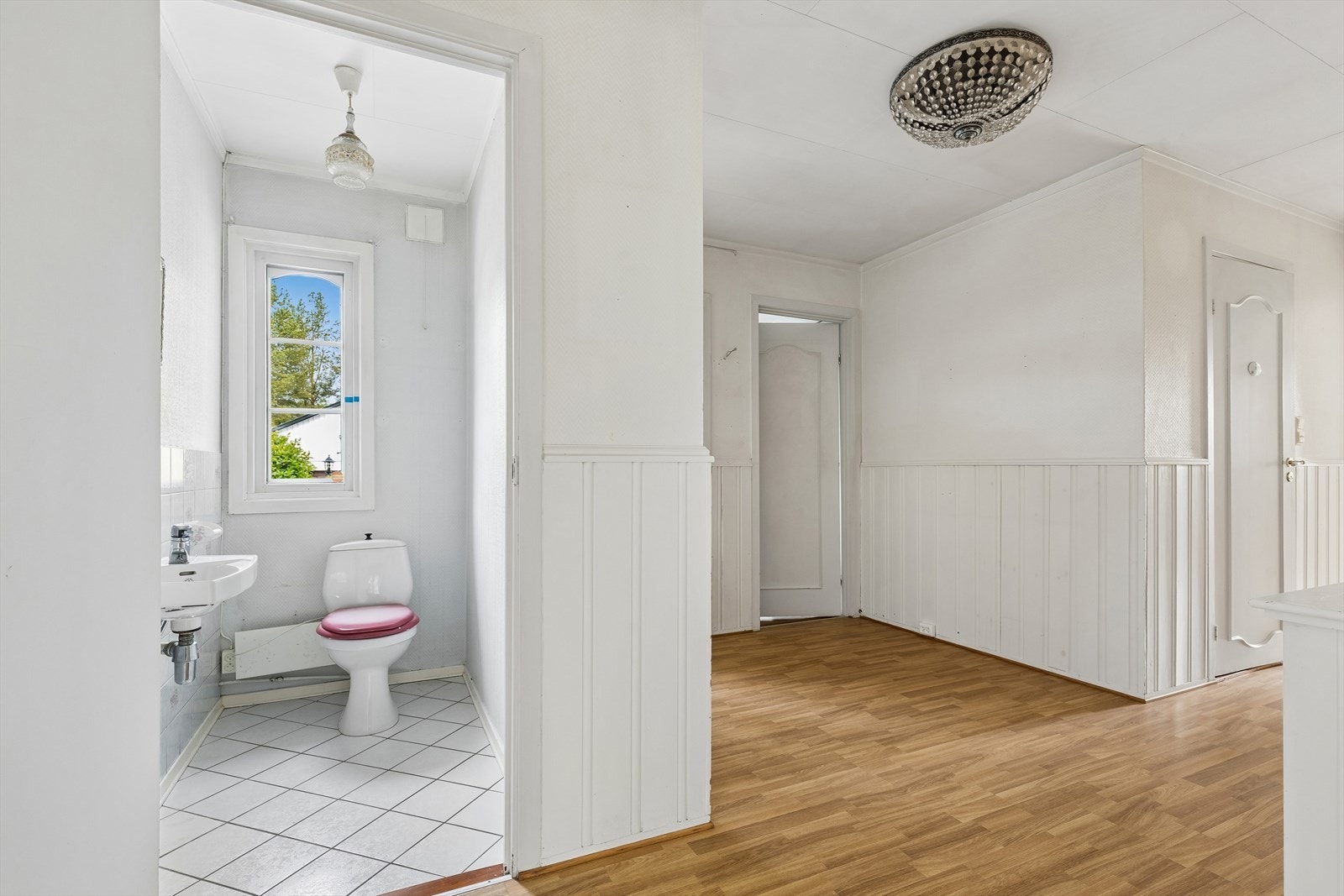 I tillegg til badet har boligen et separat toalettrom med servant. Galleribilde