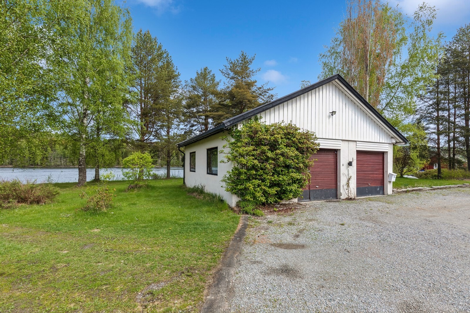 Dobbel garasje med innlagt strøm, flere trefas strømuttak og en praktisk smøregrav. Galleribilde