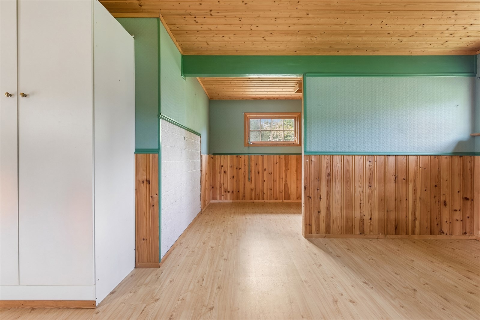 I et av uthusene er det et innredet rom med laminatgulv og panel på vegger. Galleribilde