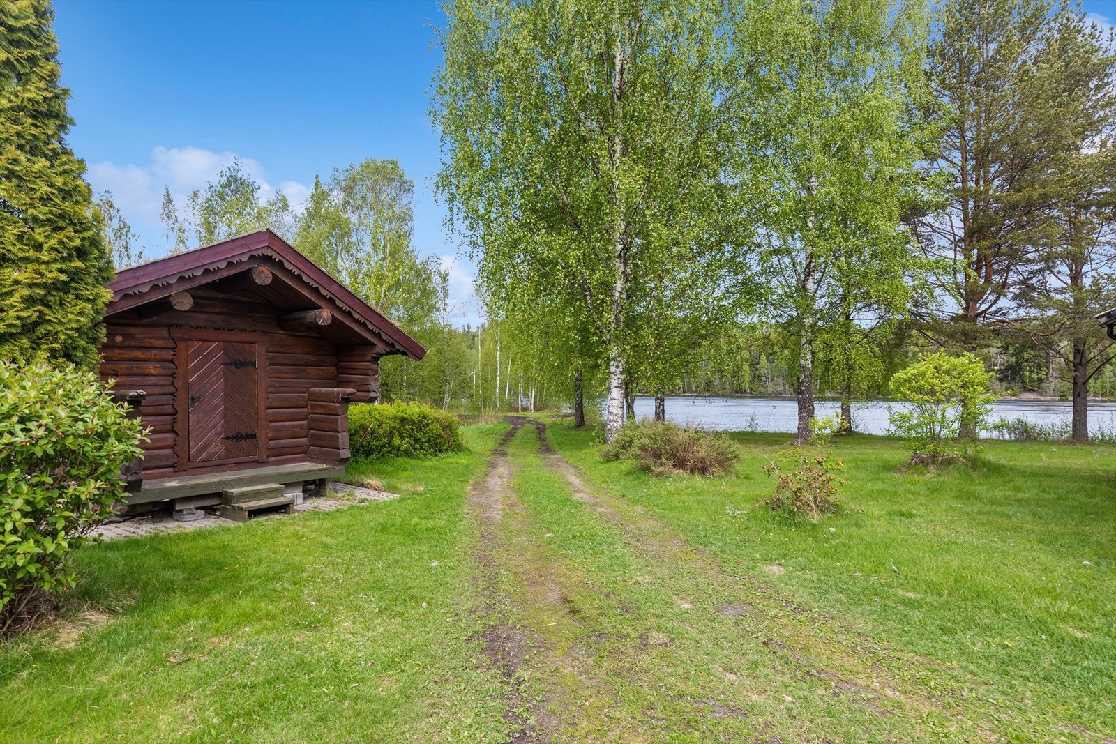 Sjarmerende stabbur fra 1985, oppført i laftet tømmer og med torvtak. Galleribilde
