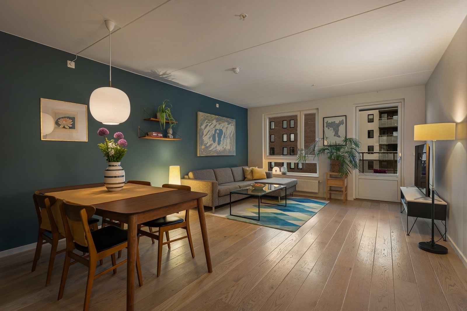 En lys, innbydende og moderne 4-roms selveier fra 2017 m/ to balkonger, to baderom, parkeringsplass og full solgang Galleribilde