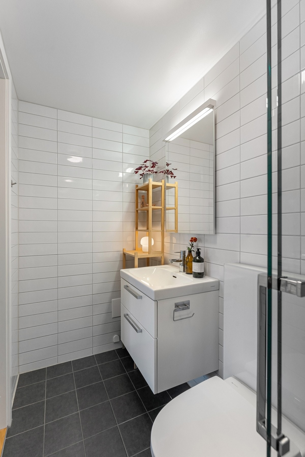 En-suite baderommet er flislagt med varmekabler og har både dusj og toalett Galleribilde