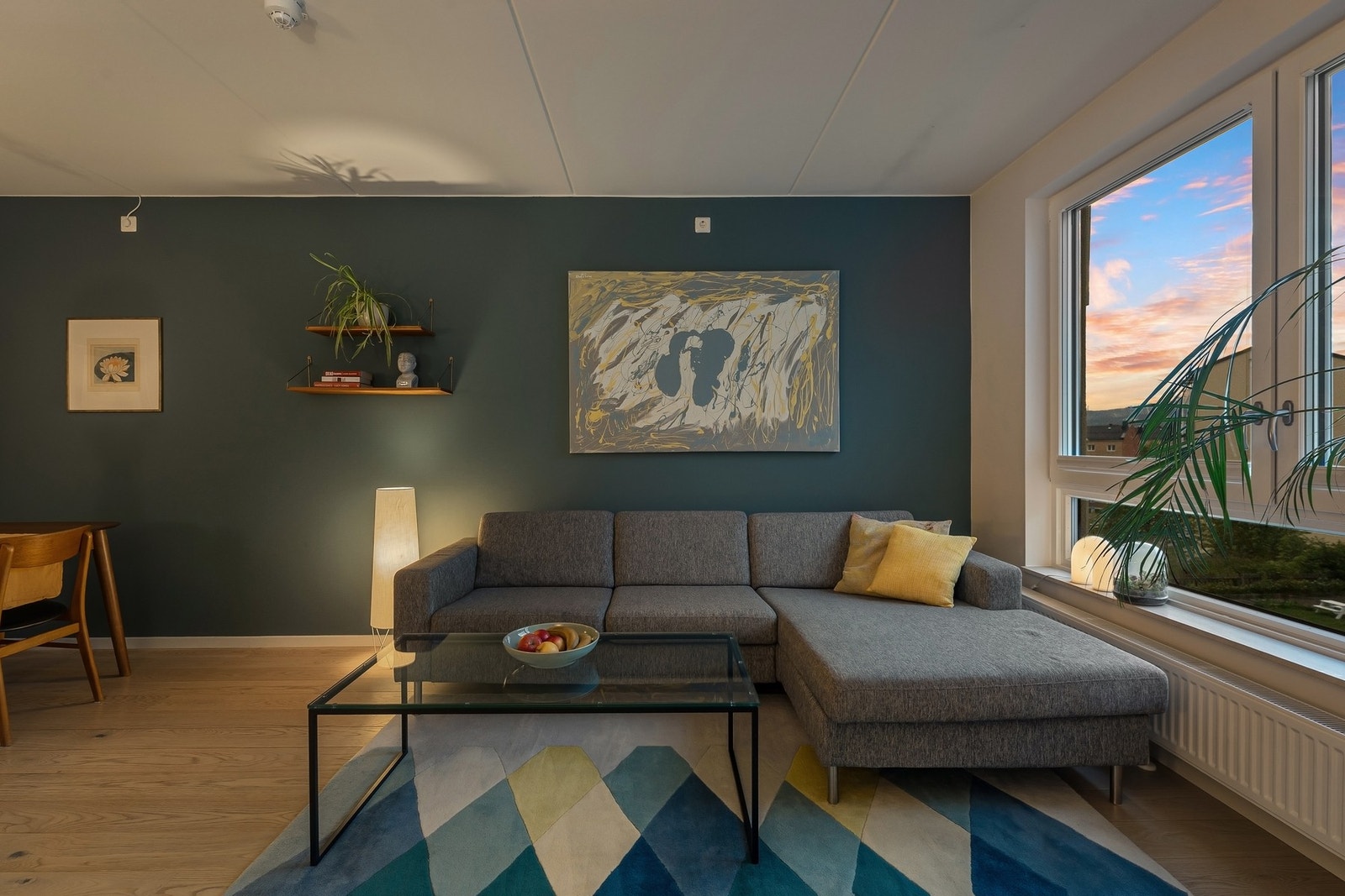 Nåværende eier har innredet med en hjørnesofa, og det er god plass til annen ønsket møblering i stuen Galleribilde