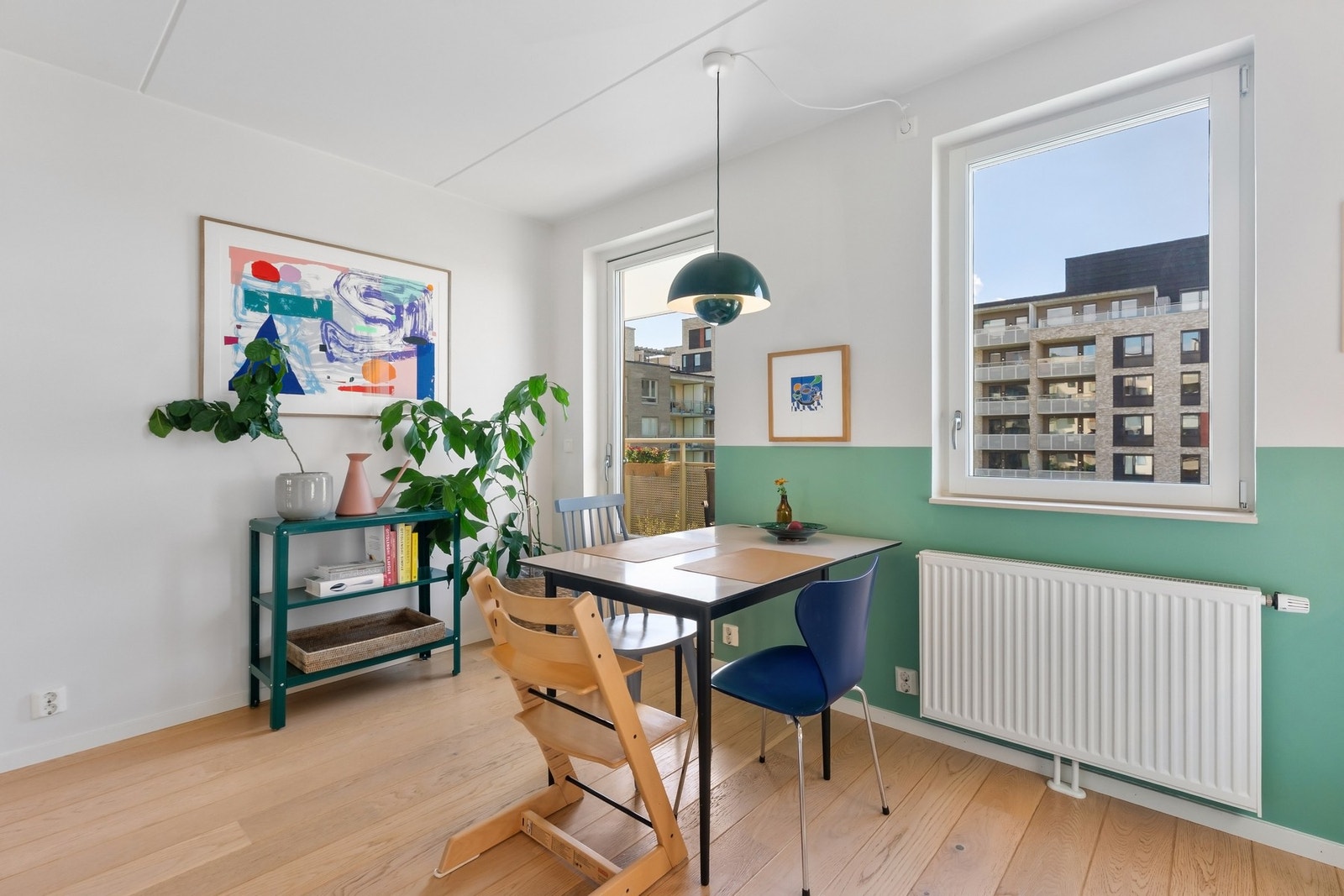 Kjøkkenet er på ca. 14m² med direkte utgang til sydøstvendt balkong, og fungerer som en perfekt forlengelse av kjøkkenet. Galleribilde