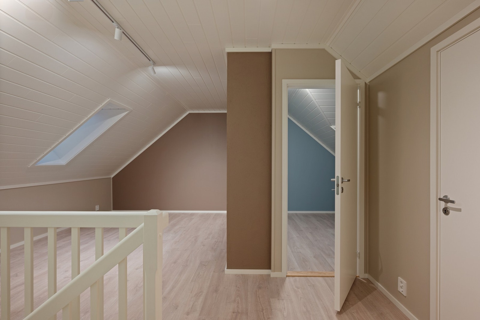 I boligens 2.etasje finner du den andre stuen. Perfekt for barna/ungdommen i huset, eller hvis du ønsker en privat tv-stue. Galleribilde