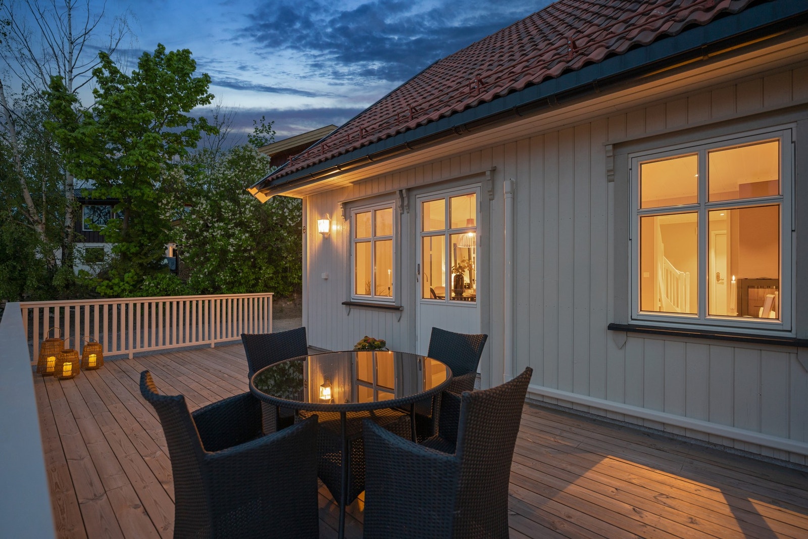 En stor terrasse med god plass til utvendig møblement. Galleribilde