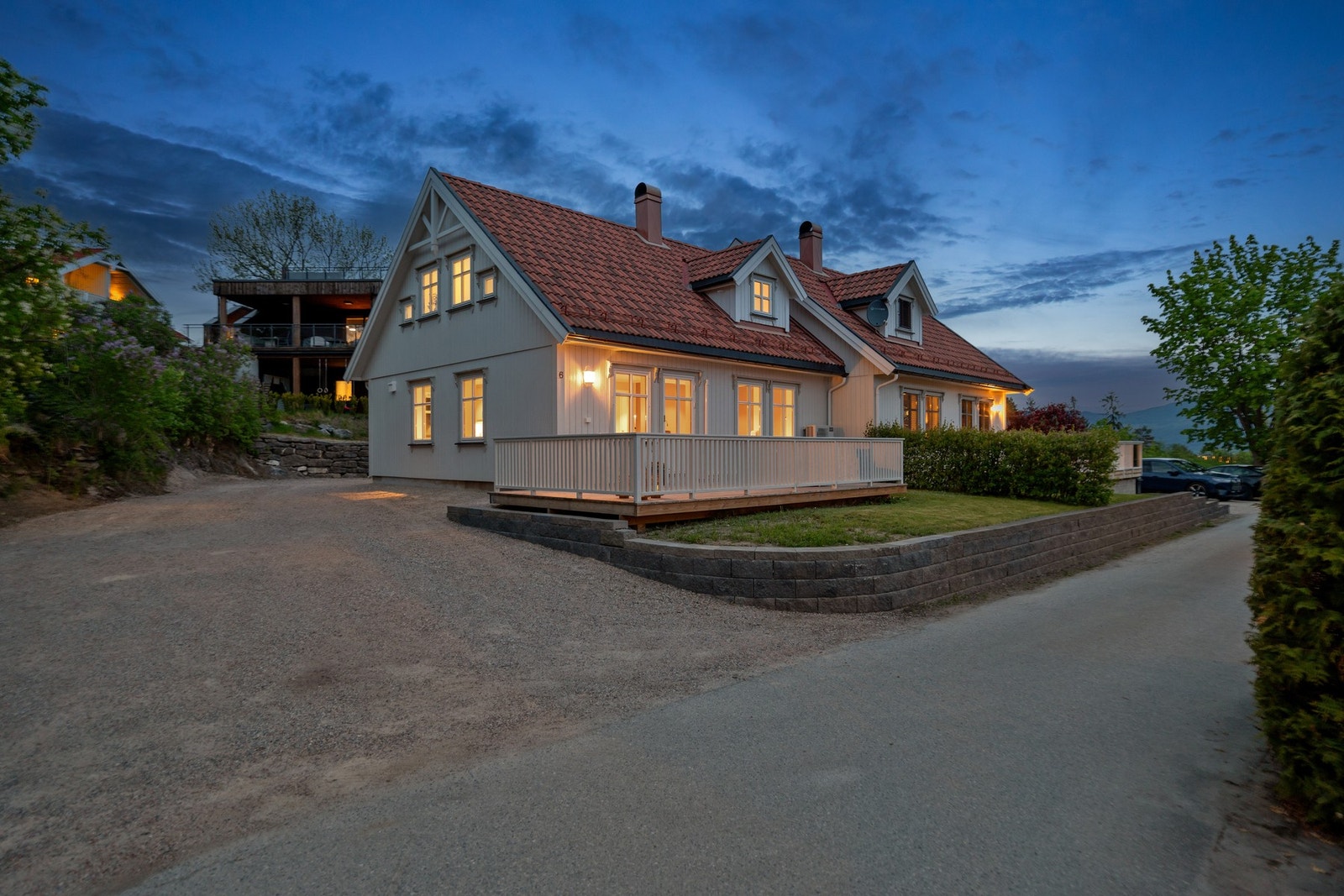 Det er godt med parkering i egen gårdsplass. Veien i feltet blir brøytet om vinteren og det betales årlig vei og vel avgift. Galleribilde