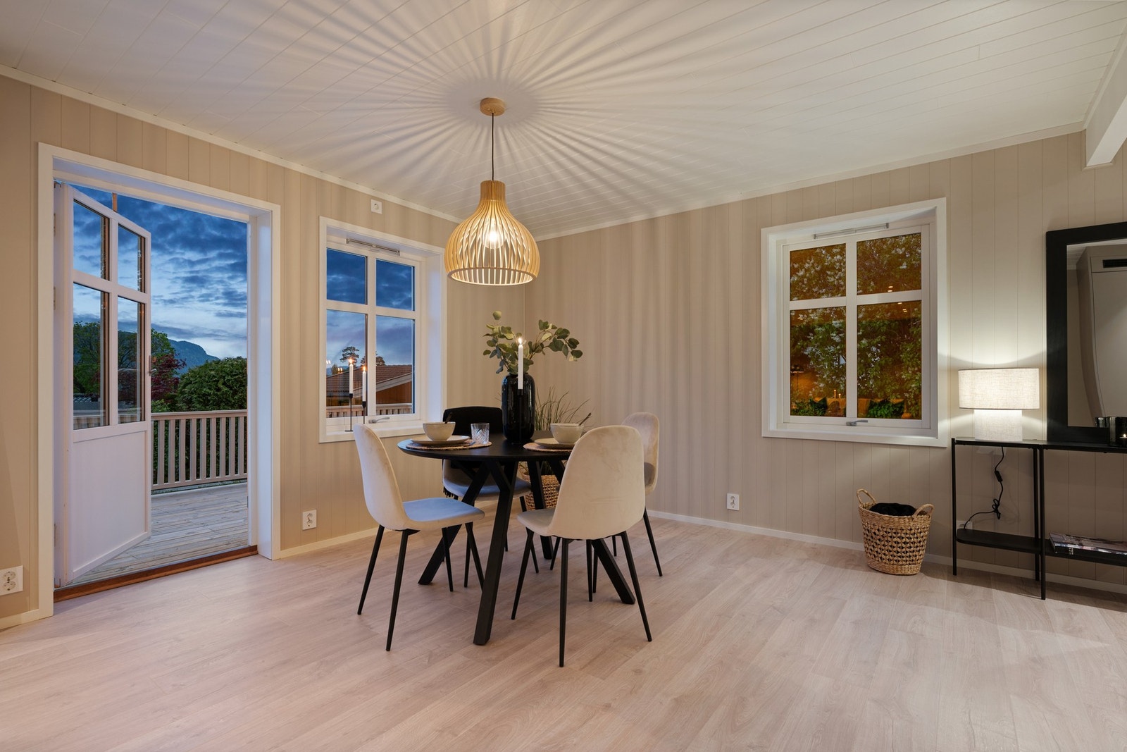 Fra stuen er det utgang til terrassen. Galleribilde