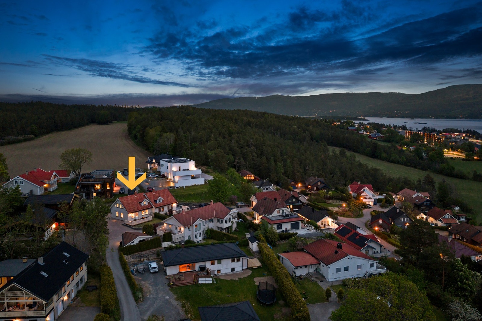 Innholdsrik og attraktiv halvpart av tomannsbolig med flott beliggenhet på Løkenmoen, like utenfor Vik sentrum. Galleribilde