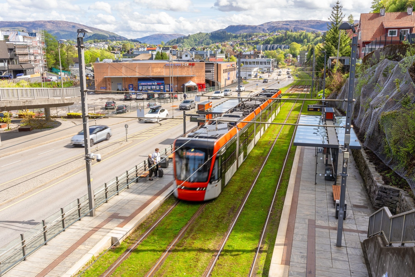 På denne måten kommer man seg enkelt til og fra flere strekninger langs sporet mellom Bergen sentrum og Flesland. Galleribilde