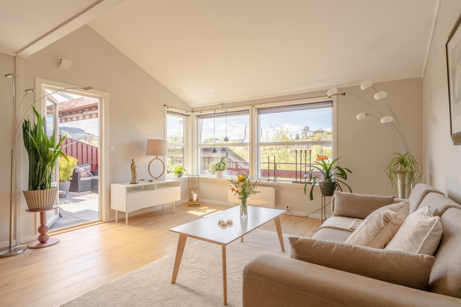 Nesttuntræet 31 pesenteres av Mekleriet eiendomsmegling ved Ina Sande Sætre! Fotograf: Andreas Eikeseth Nygjerd. Galleribilde