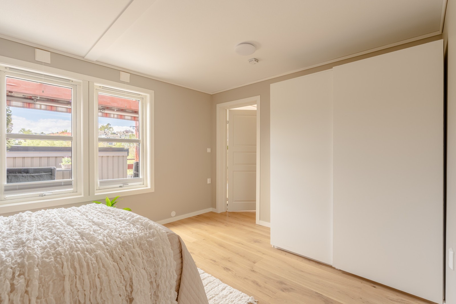 Det er også godt med oppbevaringsplass i en stor og praktisk skyvedørsgarderobe. Galleribilde