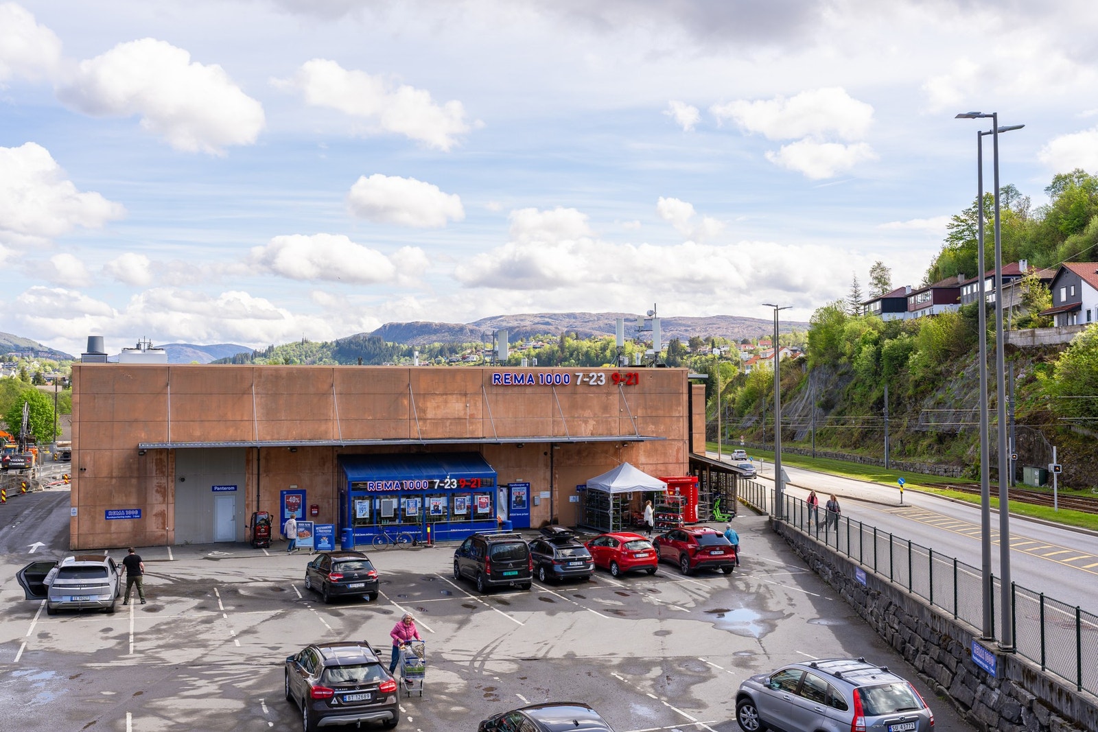 Det er en gangavstand til Kiwi og Rema 1000 på ca. 8-11 minutter fra leiligheten. Galleribilde