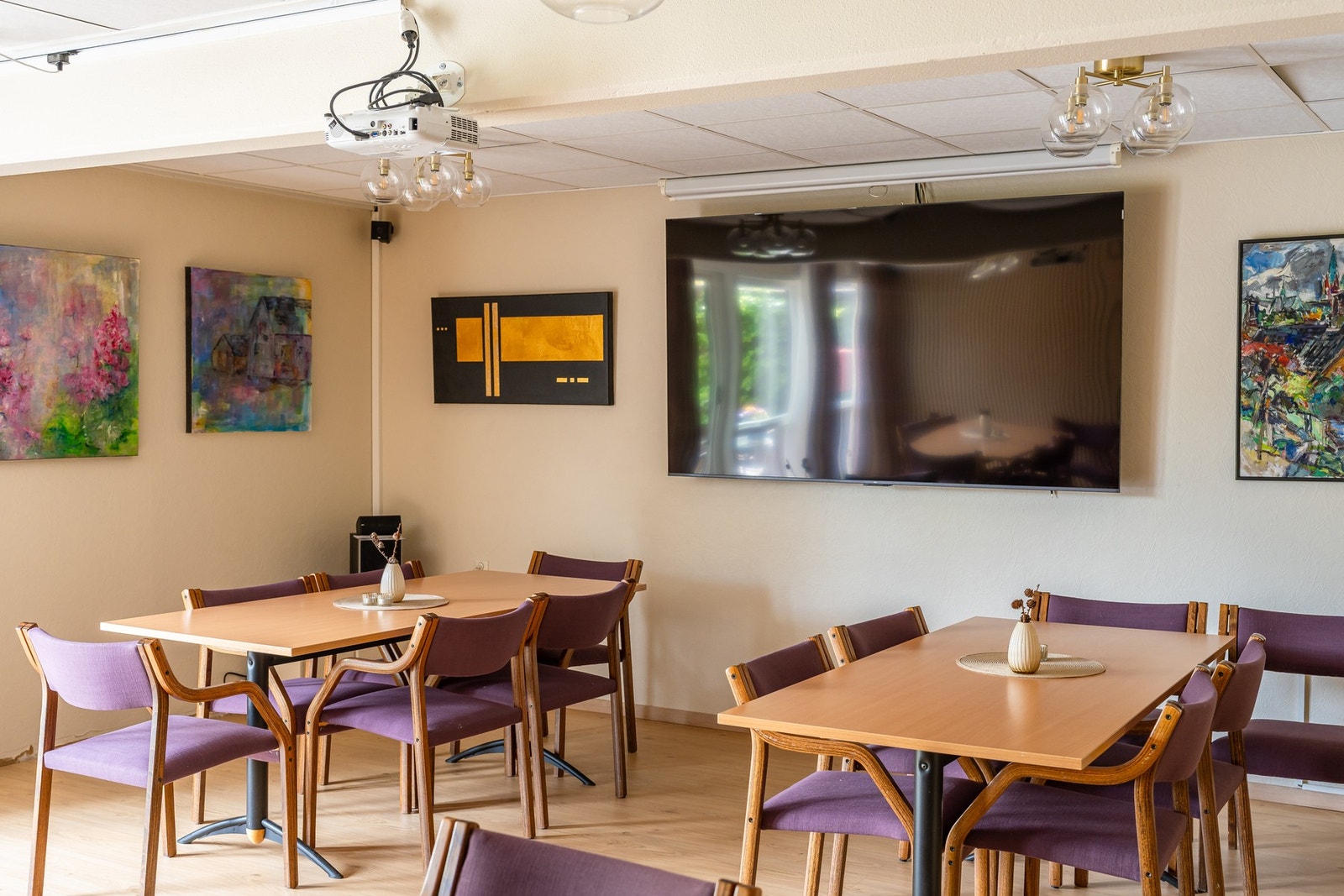 Blant annet et samlingslokale med TV og sittegrupper. Galleribilde