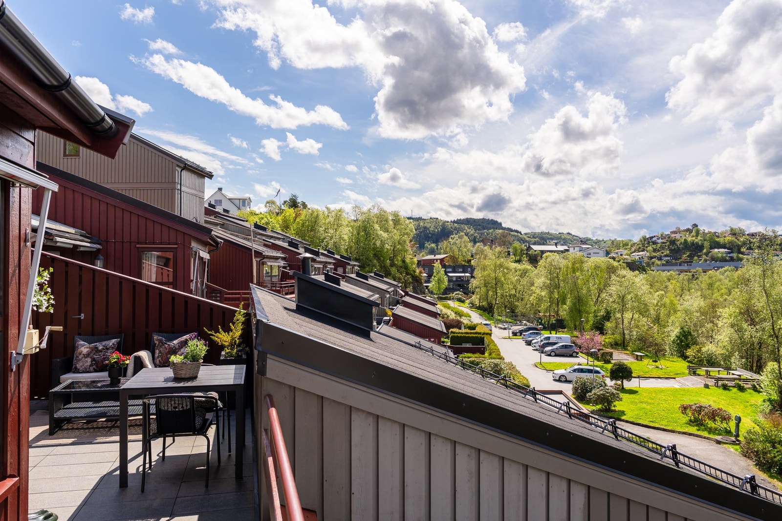 Den vender mot vest og har dermed svært gode solforhold på ettermiddag- og kveldstid. Galleribilde