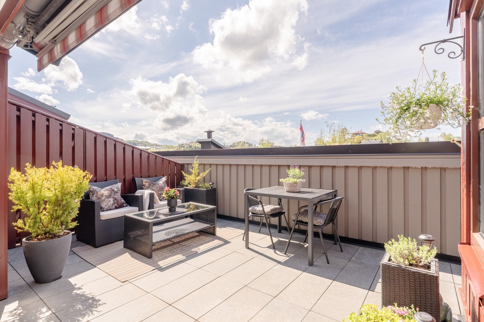 Dette er en lys 2-roms leilighet med vestvendt terrasse med gode solforhold og nydelig utsikt! Galleribilde