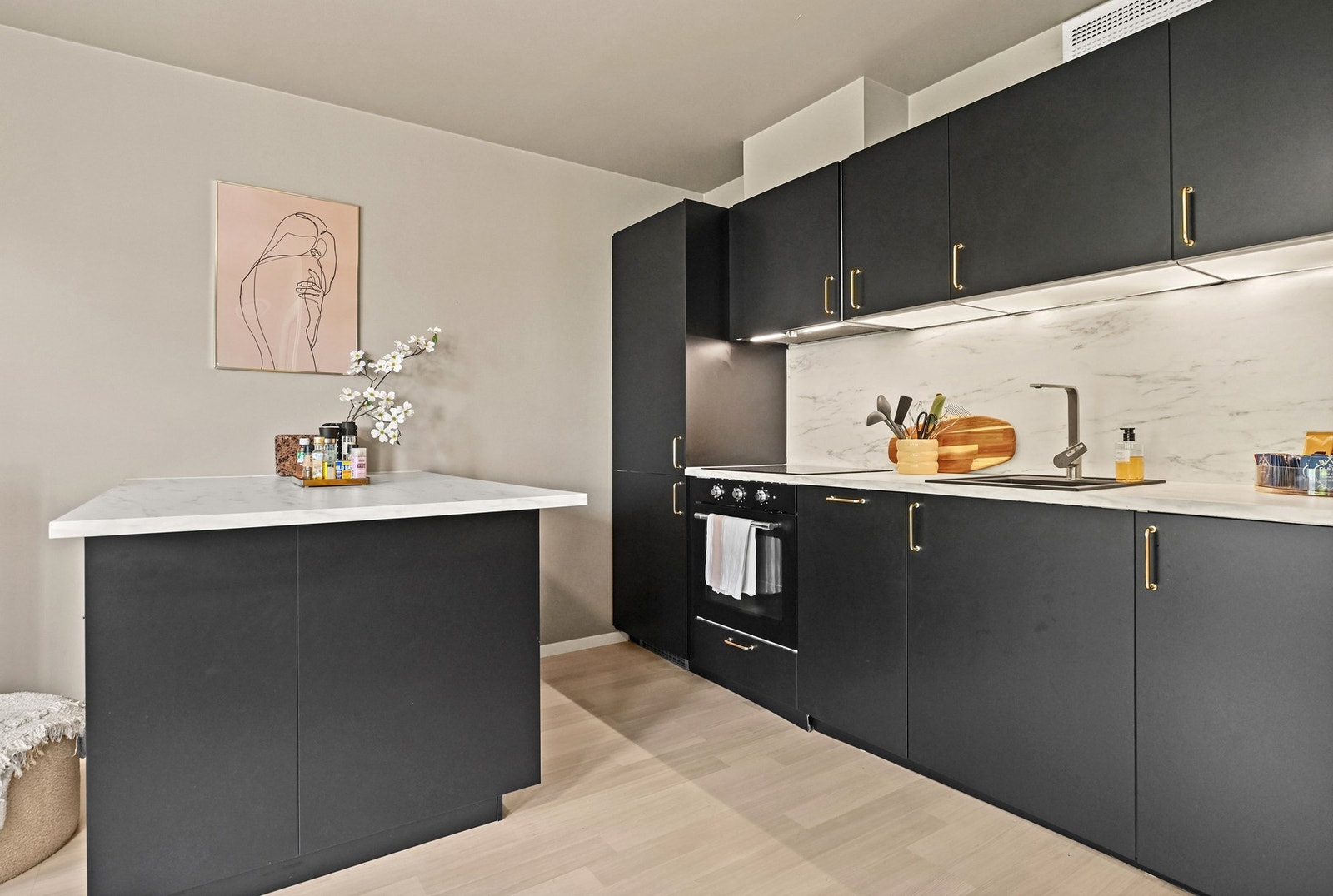 Det er kjøkkenøy som fungerer som et naturlig samlingspunkt for familie og venner, gir ekstra arbeids- og oppbevaringsplass, perfekt for både matlaging og samvær. Galleribilde