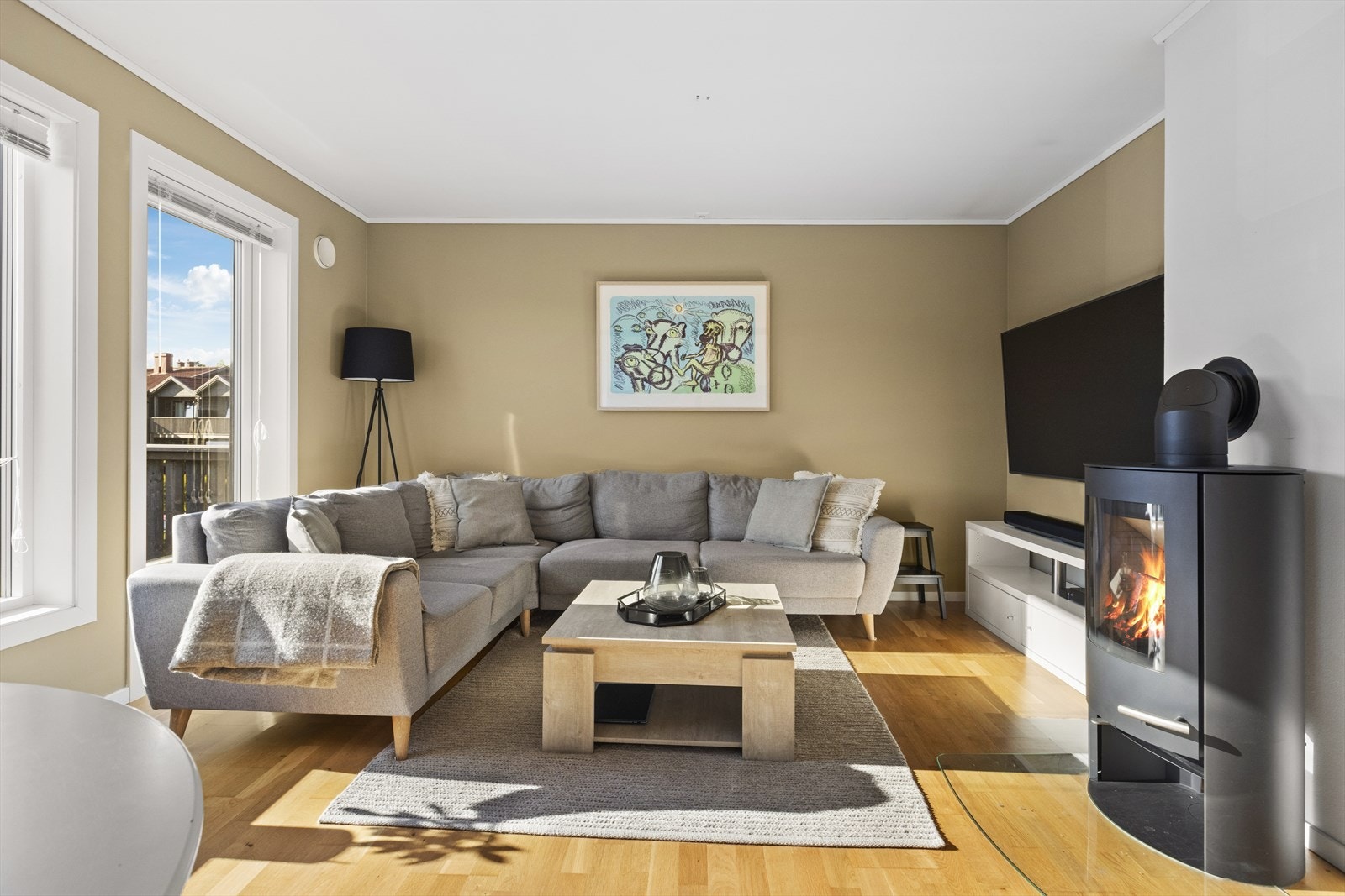 Det er god plass til både sofagruppe og spisegruppe Galleribilde