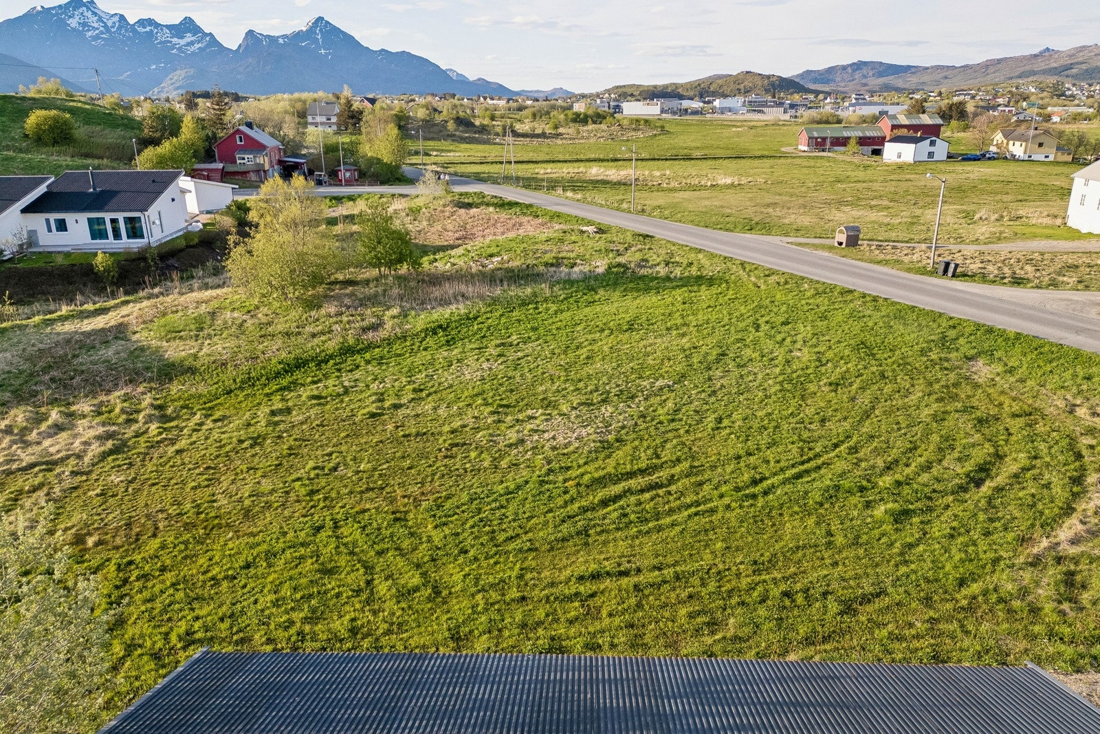 Romslig tomt på ca. 3 670 m². Galleribilde