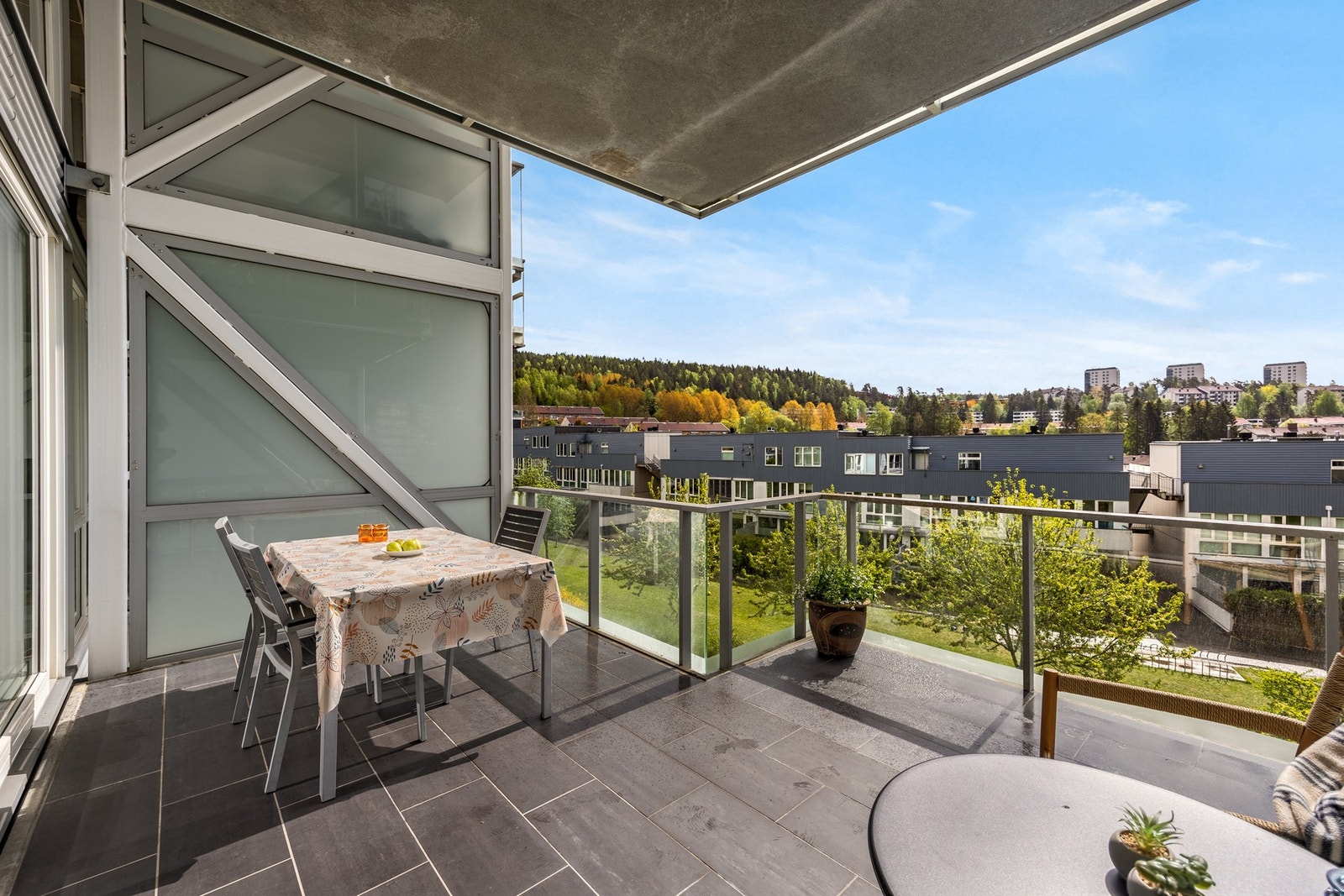 Flott utsikt mot det nydelige parkområdet hvor det er bilfritt og privat Galleribilde