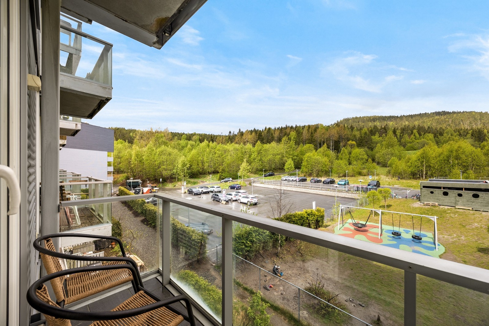 På baksiden ut mot marka er det stor gjesteparkering og ny, stor barnehage Galleribilde