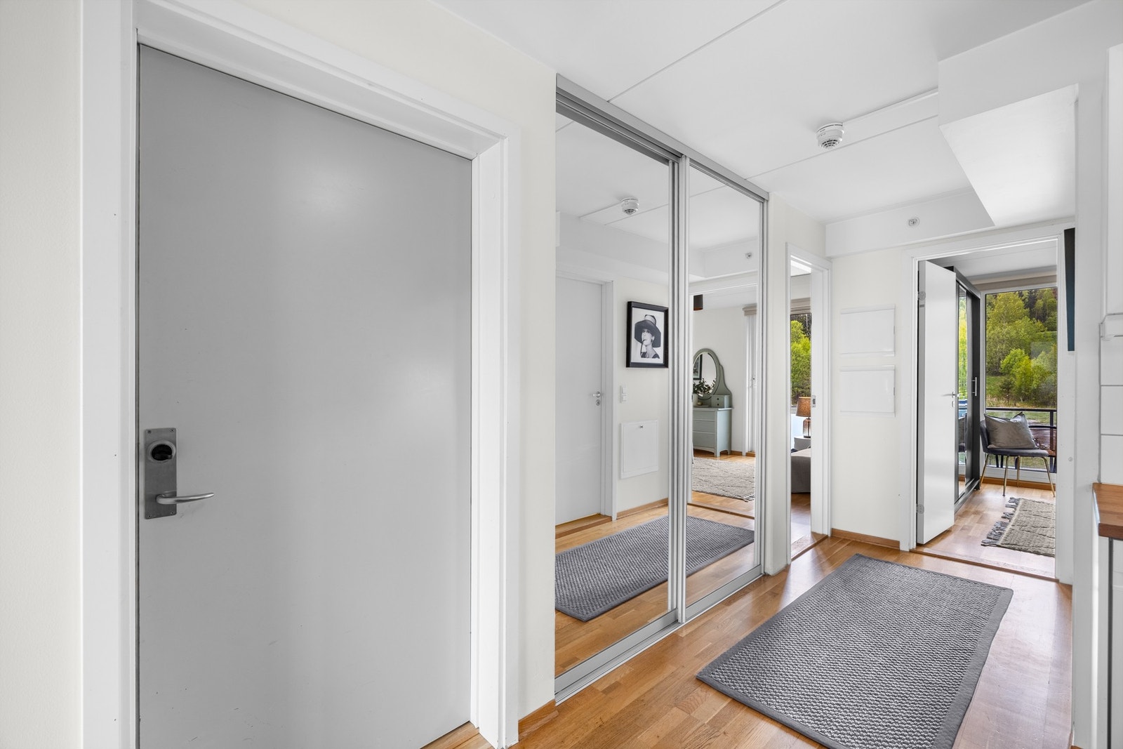 I entreen er det stor skyvedørsgarderobe med speilfronter, slik at det er lett å holde orden i sko og klær Galleribilde