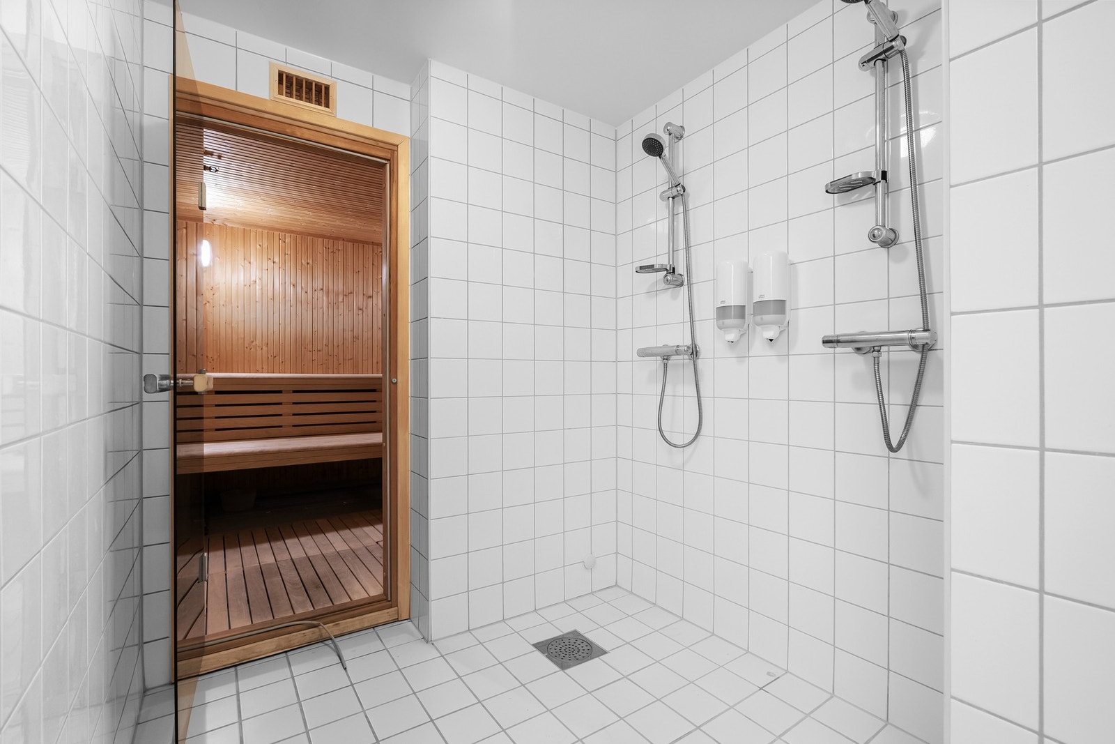 Komplett dusj-/ garderobe- / og badstuefasiliteter. Det er en for kvinner og en menn Galleribilde