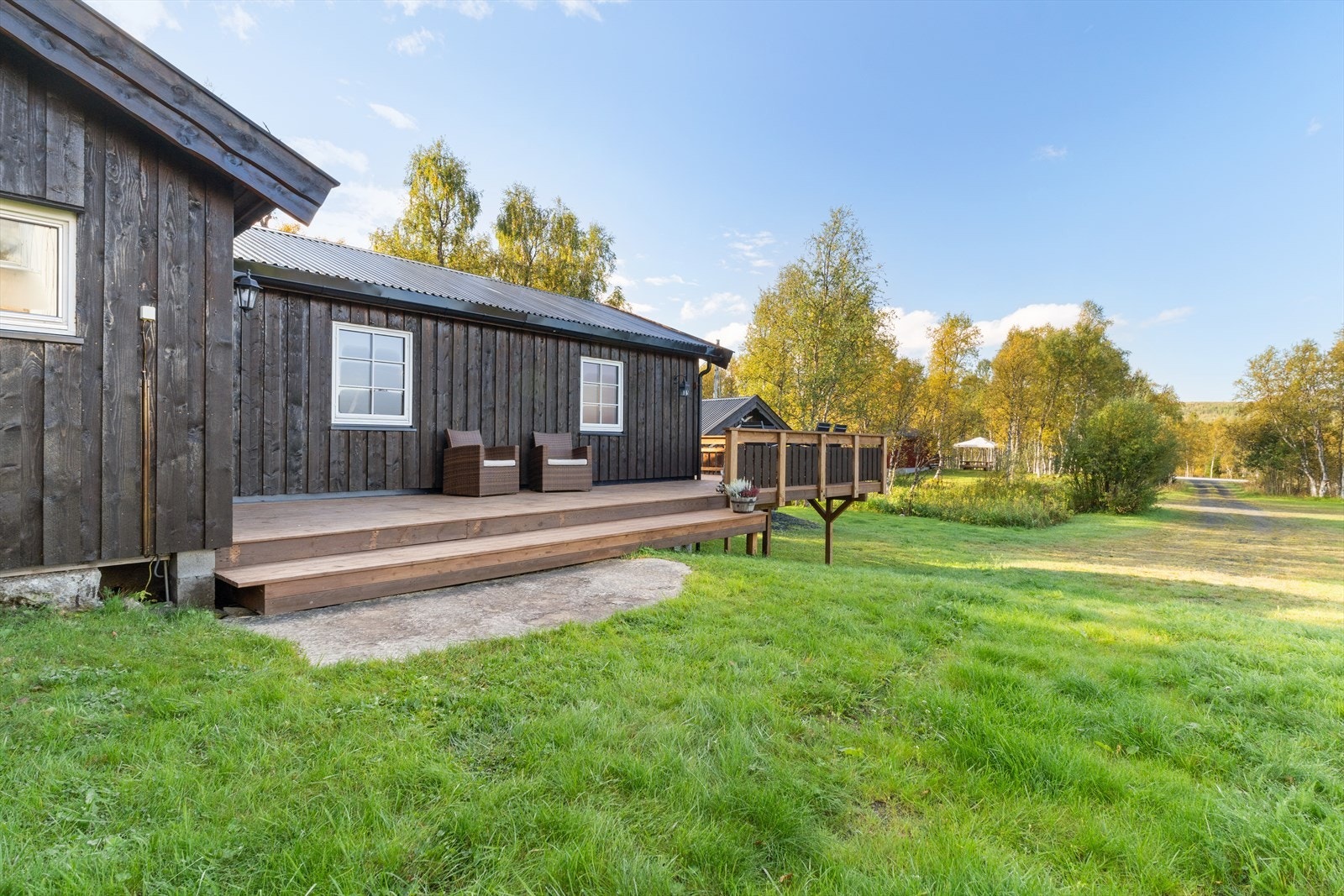 Det er enkel adkomst til fritidseiendommen, med helårsvei, og parkering i garasje og på egen tomt. Galleribilde