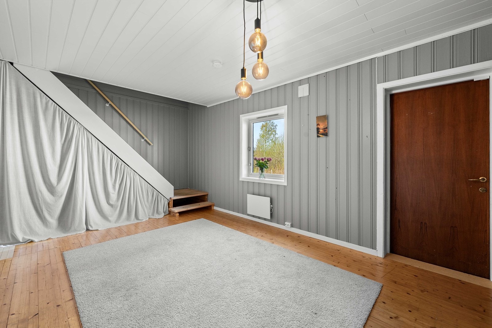 I underetasjen er det i dag et rom med stort vindu og egen inngangsdør. Rommet er ikke forsøkt endret for godkjent varig opphold. Galleribilde
