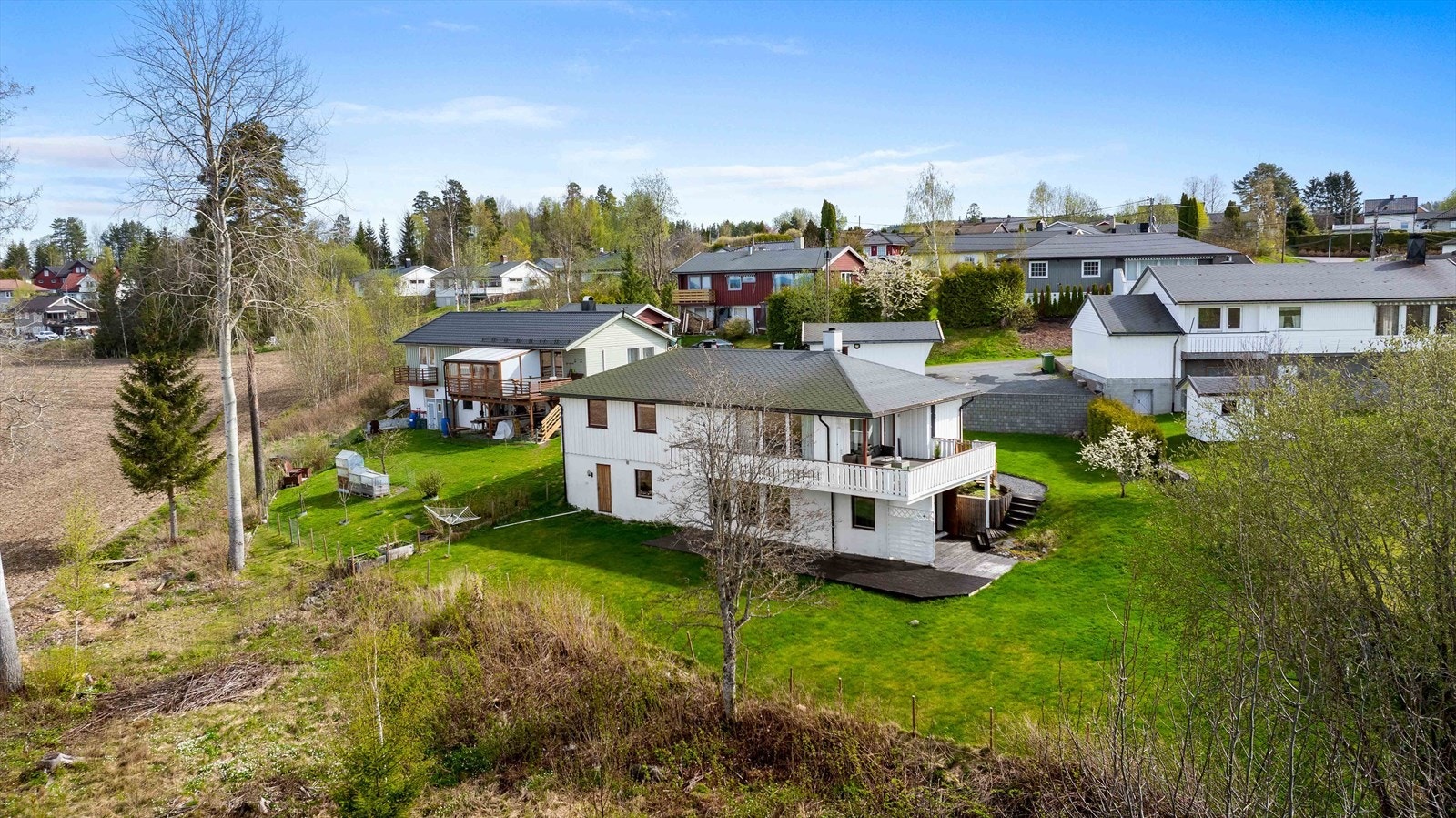 Boligen ligger i ytterkanten av boligfeltet, vendt mot landbruksområder, som gjør det svært privat Galleribilde