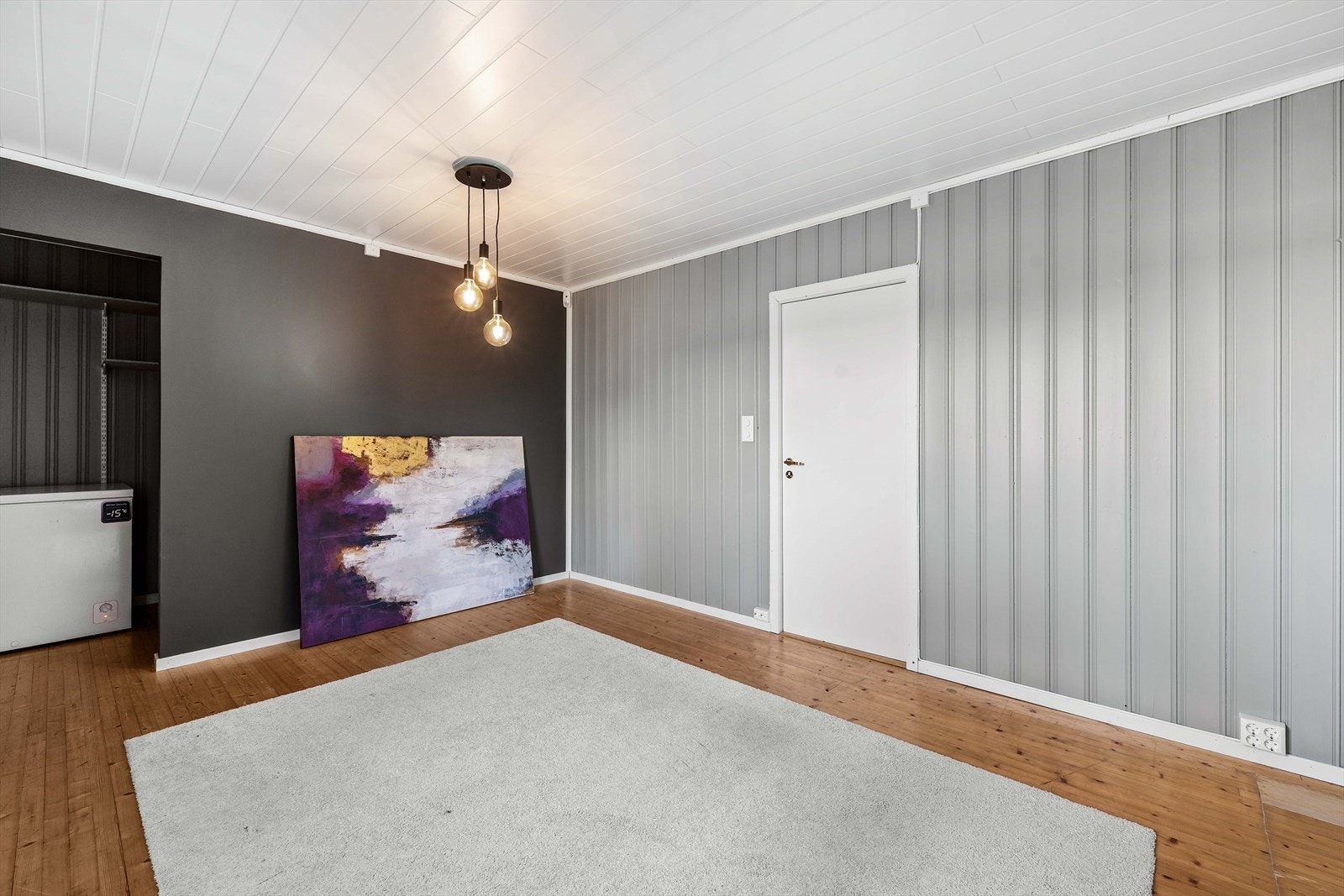 Fra rommet i underetasjen har du adkomst til en delvis lukket bod og bad med videre tilgang til separat vaskerom Galleribilde