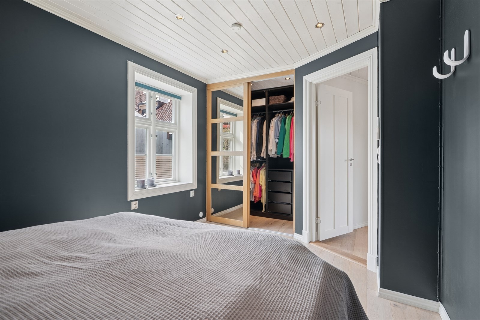 Hovedsoverom har walk-in/skyvedørsgarderobe Galleribilde