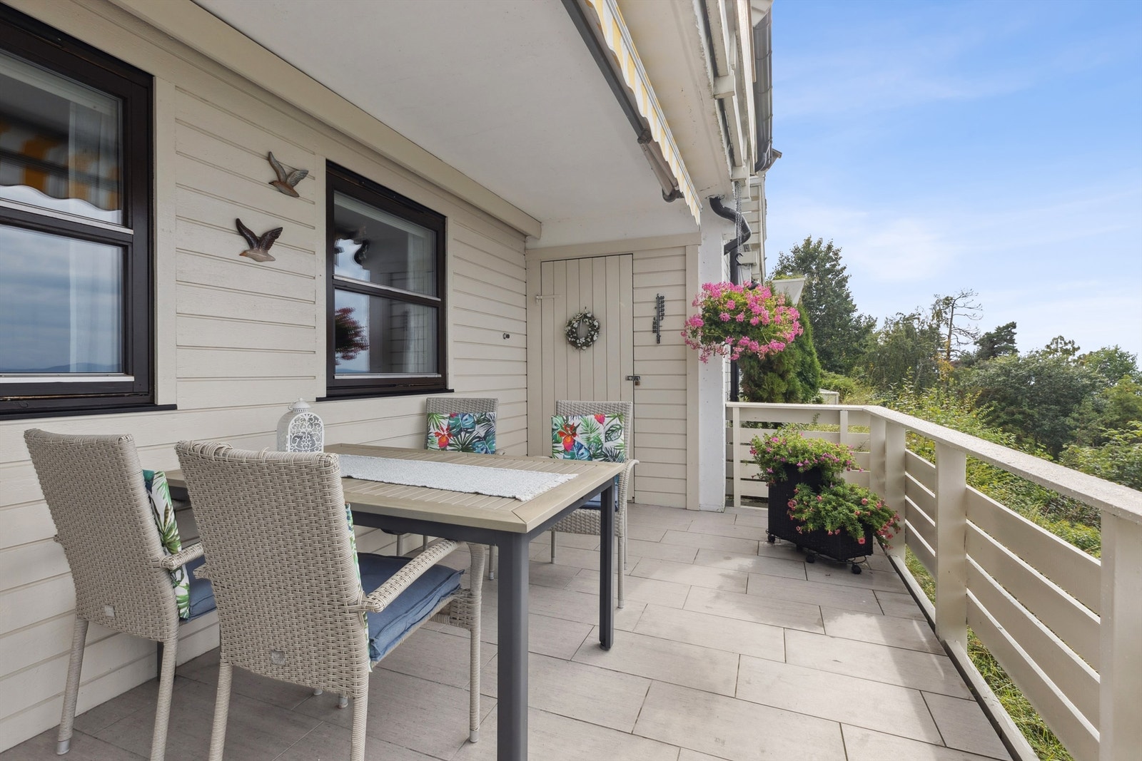 Her kan du møblere med flere sittegrupper og spiseplass og sitte usjenert på solfylte dager, svale kvelder og fantastiske solnedganger. Galleribilde