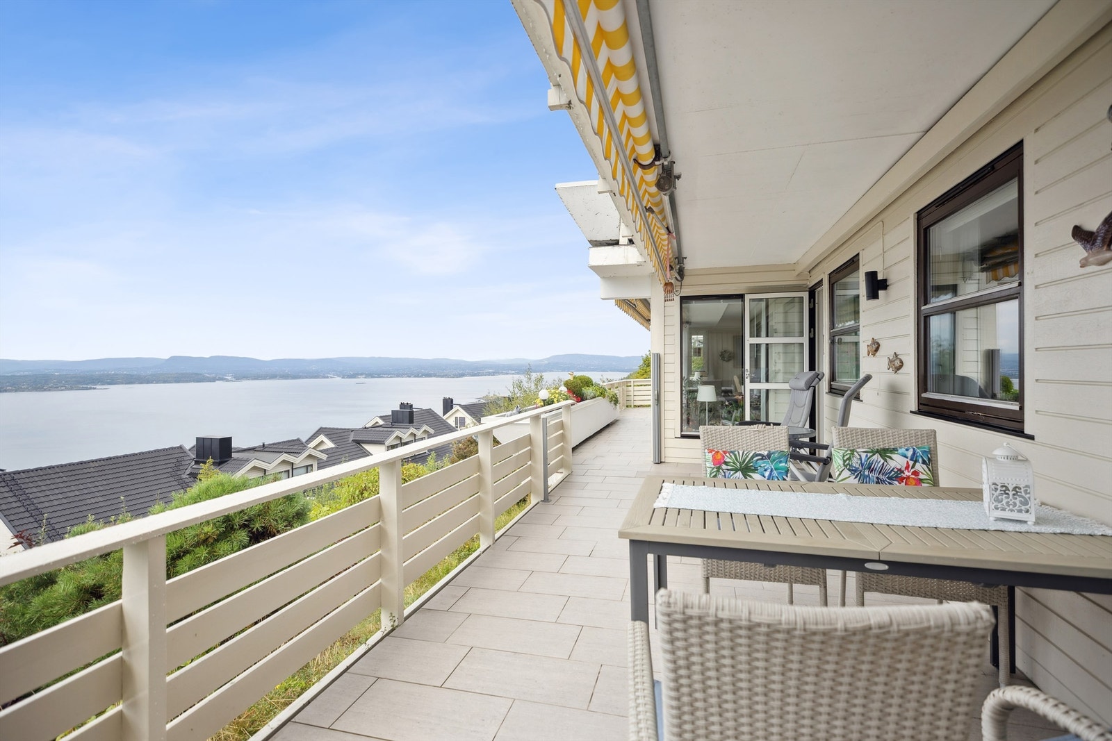 Vestvendt, usjenert utsiktsleilighet med stor, solrik terrasse og imponerende panorama over innseilingen til Oslofjorden Foto: Per O. Skjellnan v/Eftk Galleribilde