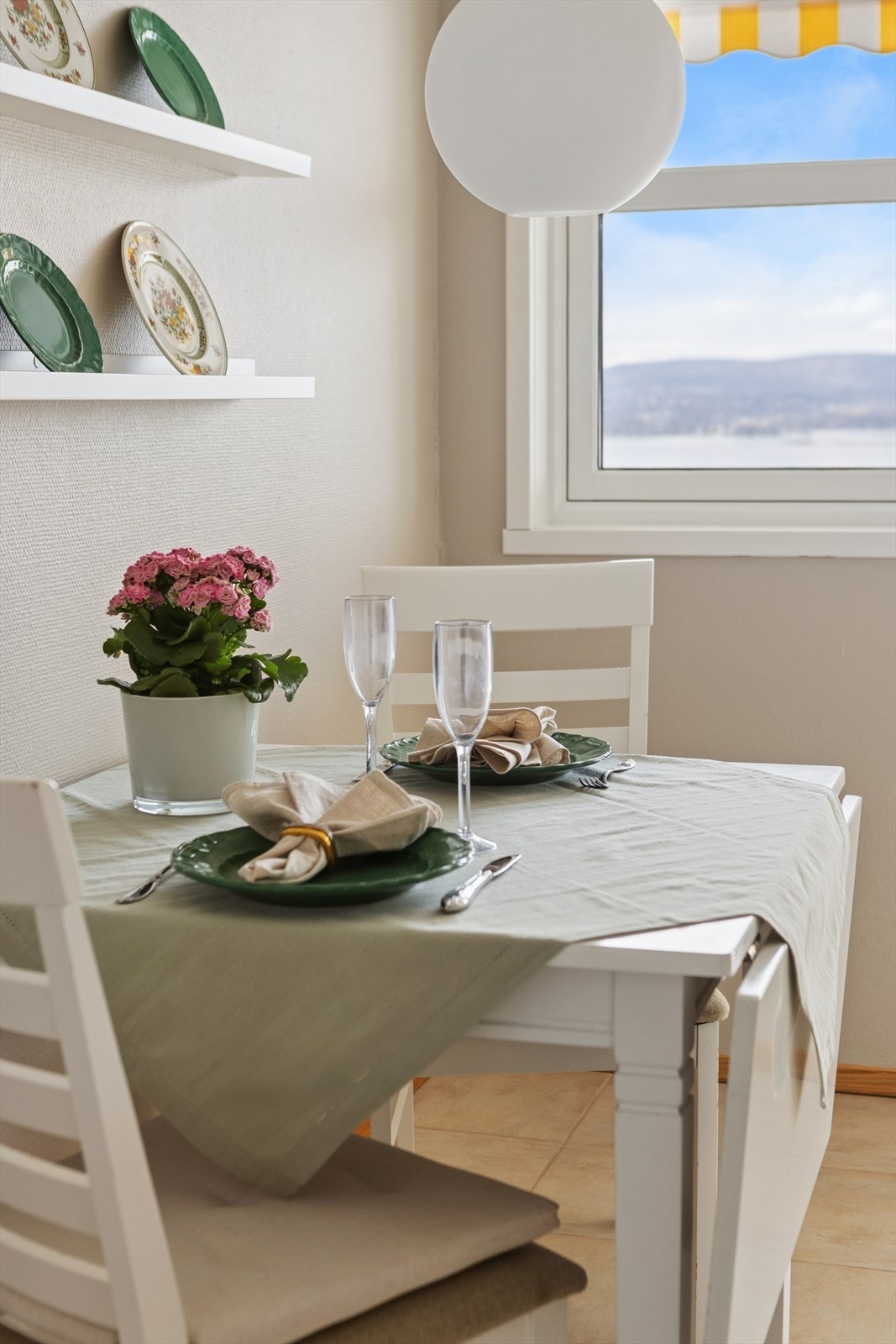 Her kan man starte morgenen med døren åpen, la havbrisen trekke inn og nyte frokosten mens utsikten brer seg utover vannet. Galleribilde