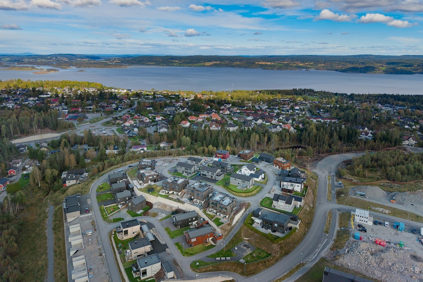 Fra Flateby bruker du ca. 20 min til Lillestrøm og ca. 50 min til Gardermoen. Galleribilde