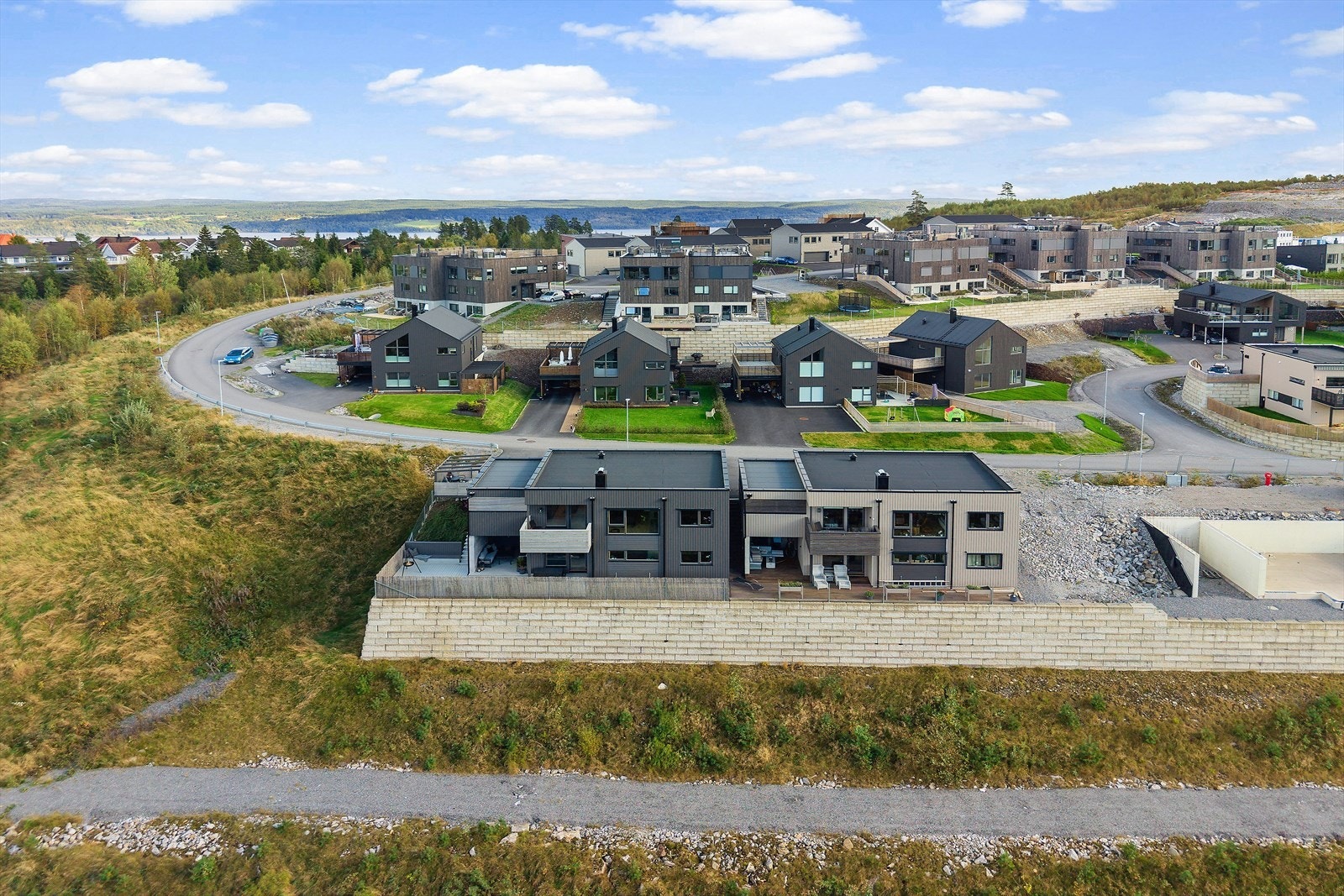 Boligen ligger i et nyere og barnevennlig nabolag, med kort gangavstand til skole, barnehage, buss og marka. Galleribilde
