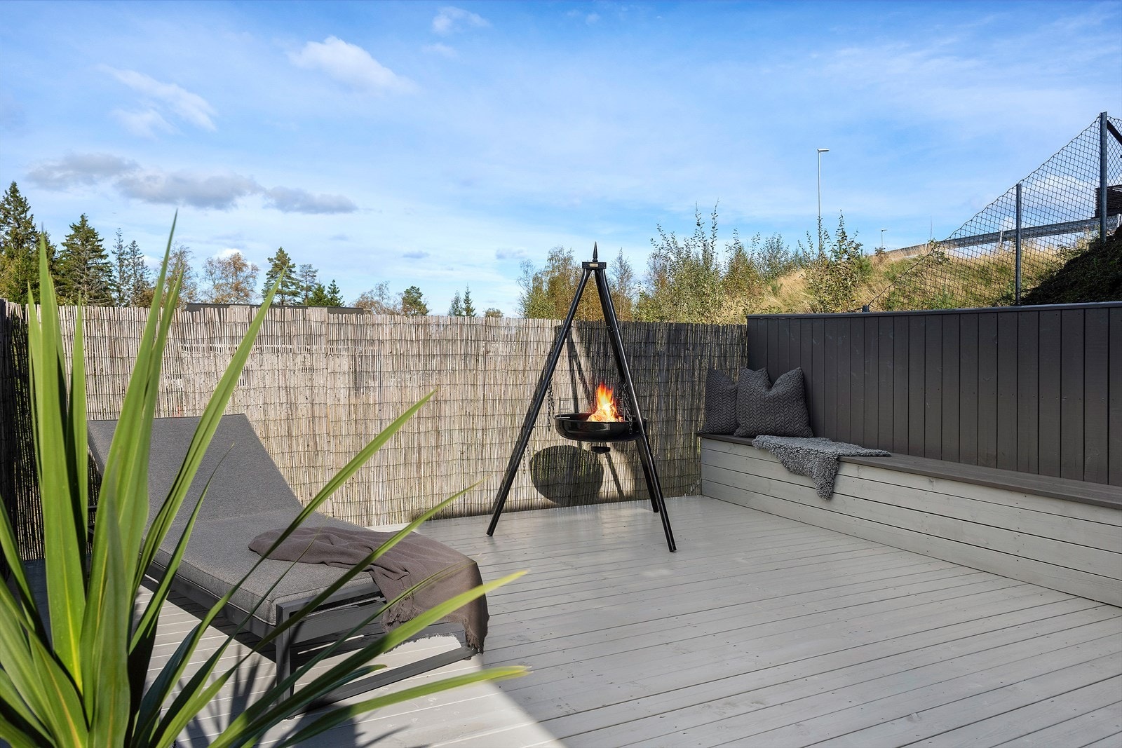 Terrassen er fint innrammet med gjerde som hindrer innsyn. Minimalt med vedlikehold Galleribilde