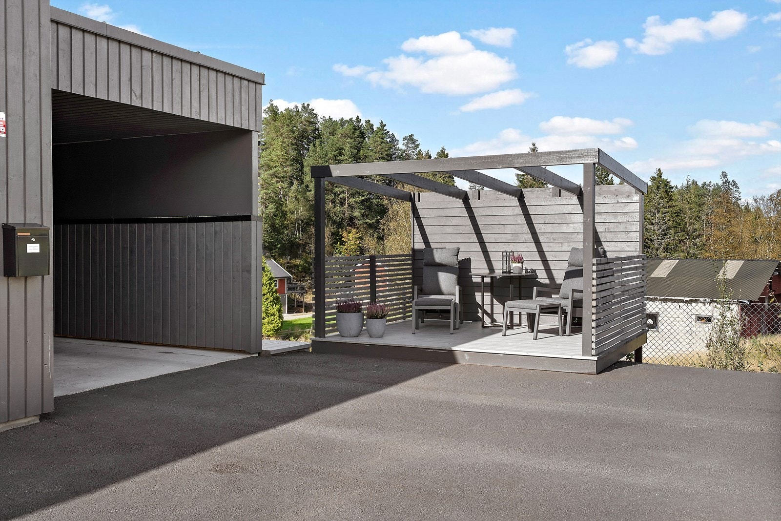 På inngangssiden er det satt opp pergola av nåværende eier. Galleribilde