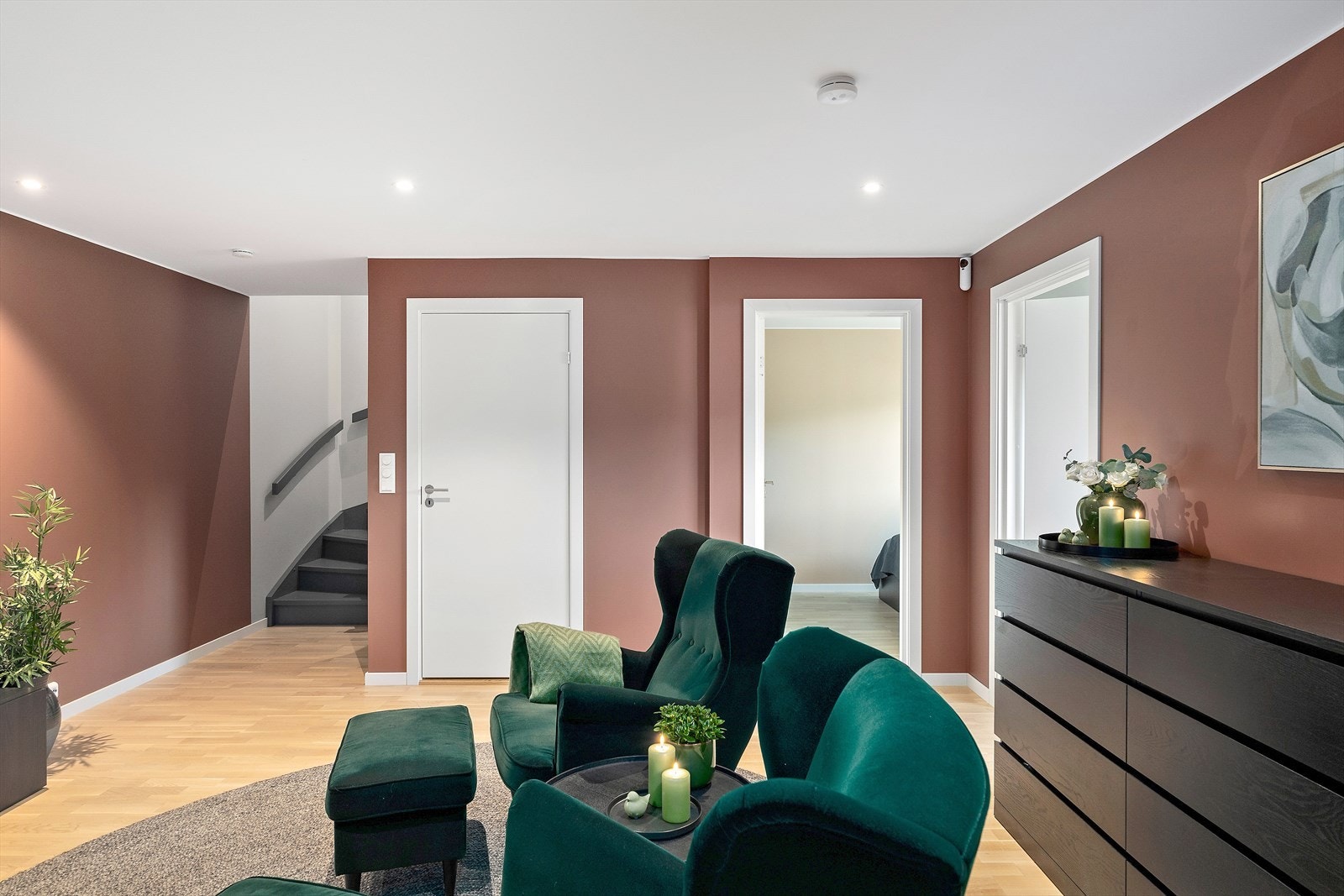 En fin plass for sofa, tv og lekeområde, hvor ungene kan ha med venner hjem etter skolen. Galleribilde