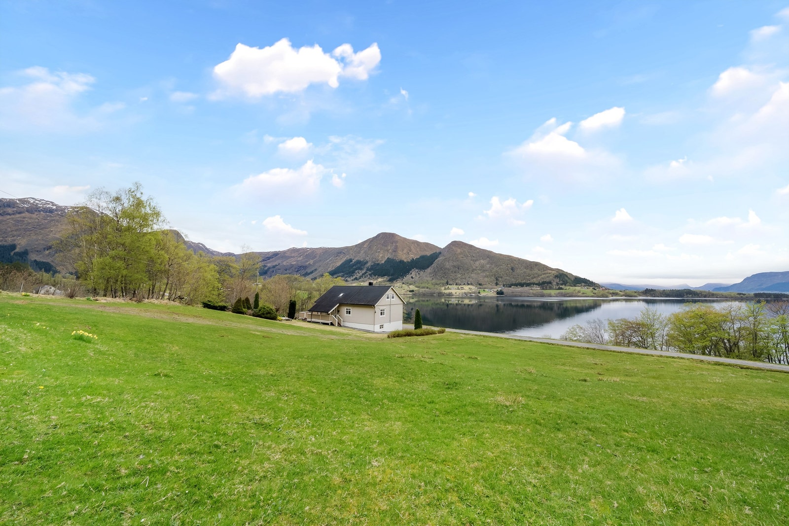 Fra eiendommen har du en fantastisk utsikt utover syltefjorden og med gode solforhold. Galleribilde