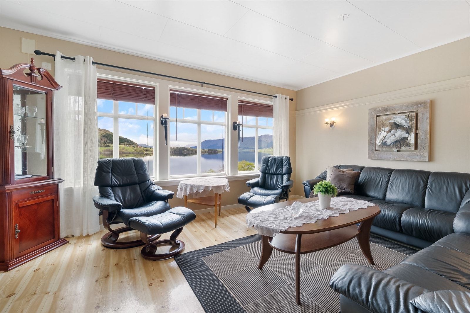 Stuen har god plass til en stor sofagruppe der familien kan samles. Galleribilde