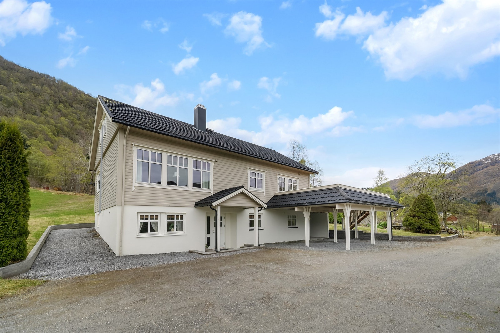 Vanylvsvegen 1724 oppført i 1976 og er det nyere bolighuset. Galleribilde