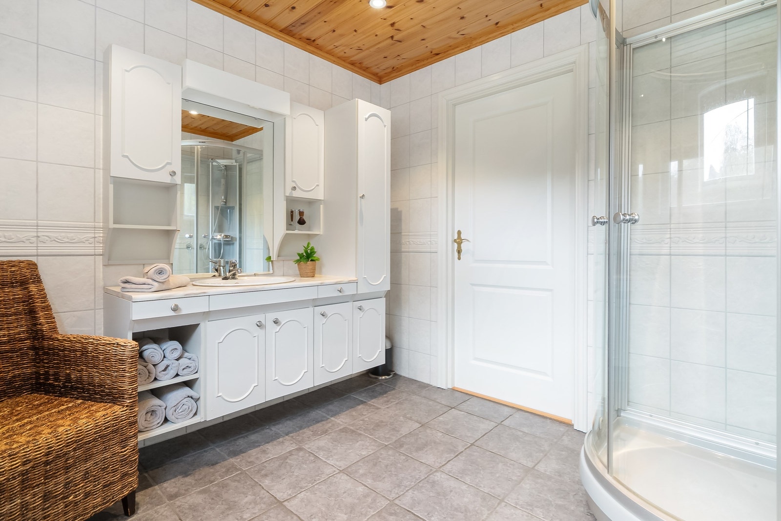 På badet har du mye skapplass. Galleribilde