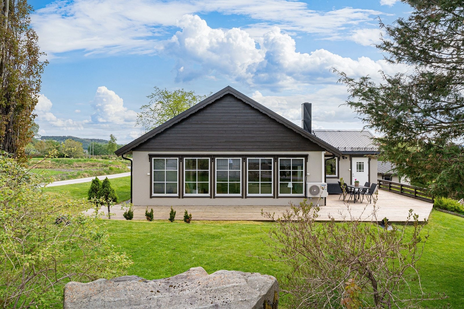 Det er gjennomgående 2-lags glass på vinduer i huset. Galleribilde