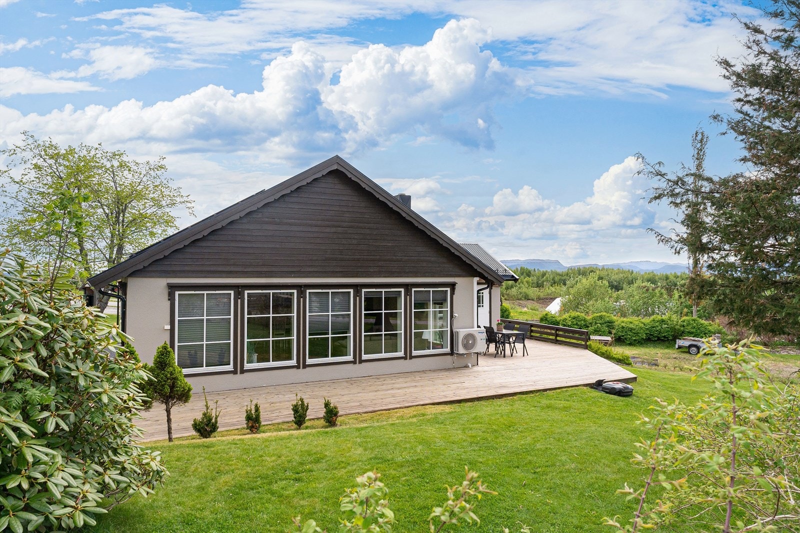 Det er terrasse rundt store deler av boligen, så her kan du flytte deg med solen. Galleribilde