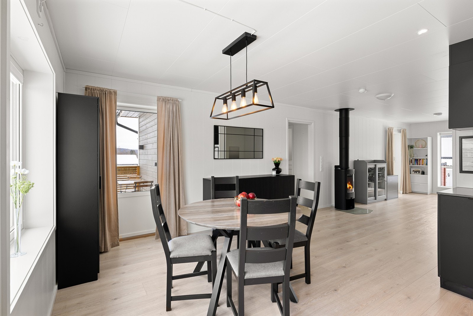 God plass til spisebord gjør dette til et naturlig samlingspunkt for både familie og gjester. Galleribilde